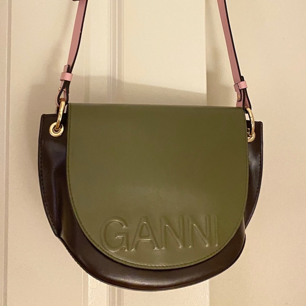 Ganni - Banner Saddle Crossbody Bag in Kalamata